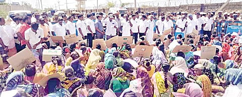 தனியார் கப்பல் கட்டும் தளம் நுழைவு வாயில் முன்பு போராட்டத்தில் ஈடுபட்ட மீனவ மக்கள்.