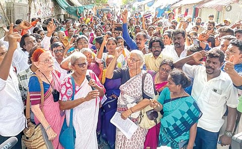 சென்னையில் குடிசைகளை அகற்றுவதைக் கண்டித்து ஆட்சியர் அலுவலகம் அருகில் நேற்று ஆர்ப்பாட்டம் நடத்திய மக்கள் இயக்கங்களின் தேசிய கூட்டமைப்பின்  அமைப்பாளர் மேதா பட்கர் உள்ளி்ட்டோர். படம்: பு.க.பிரவீன்
