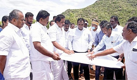 ஜல்லிக்கட்டு அரங்கம் அமைக்க அலங்காநல்லூர் அருகே கீழக்கரை கிராமத்தில் உள்ள புறம்போக்கு நிலத்தை பார்வையிட்ட அமைச்சர் பி.மூர்த்தி, ஆட்சியர்எஸ். அனீஷ்சேகர் உள்ளிட்டோர்.