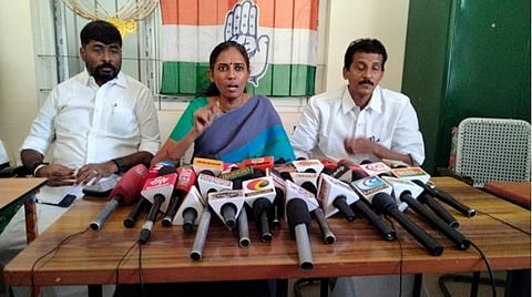 கரூரில் செய்தியாளர்களை சந்தித்த காங்கிரஸ் எம்.பி. செ.ஜோதிமணி. | படம்: க.ராதாகிருஷ்ணன்