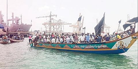 கடல் வழியாக படகில் சென்று காட்டுப்பள்ளி துறைமுகத்தை முற்றுகையிட்ட பழவேற்காடு பகுதி மீனவர்கள்.