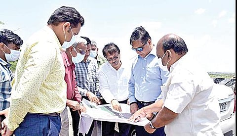 மாமல்லபுரத்தில் புதிய பேருந்து நிலையத்துக்காக தேர்வு செய்யப்பட்டுள்ள இடத்தை குறு, சிறு மற்றும் நடுத்தரத் தொழில் நிறுவனங்கள் துறை அமைச்சர் தா.மோ.அன்பரசன் நேரில் பார்வையிட்டு ஆய்வு செய்தார். உடன் வீட்டு வசதி மற்றும் நகர்ப்புற வளர்ச்சித் துறை முதன்மைச் செயலாளர் ஹிதேஷ் குமார் எஸ்.மக்வானா உள்ளிட்டோர்.