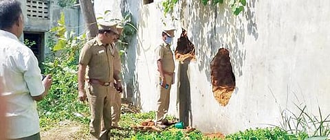 காட்பாடி அருகே துளையிடப்பட்ட அடகு கடையின் சுவரை பார்வையிடும் கூடுதல் காவல் கண்காணிப்பாளர் சுந்தரமூர்த்தி மற்றும் போலீஸார்.