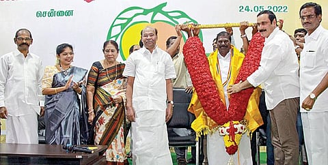 பாமக தலைவராக ஜி.கே.மணி பொறுப்பேற்று 25 ஆண்டுகள் ஆவதையொட்டி, கட்சியின் நிறுவனர் ராமதாஸ் தலைமையில் சென்னை சேப்பாக்கம் அண்ணா அரங்கத்தில் நேற்று பாராட்டு விழா நடைபெற்றது. நிகழ்ச்சியில் ஜி.கே.மணிக்கு இளைஞர் அணித் தலைவர் அன்புமணி பதக்கம், மாலை அணிவித்து கவுரவித்தார். ராமதாஸ் மனைவி சரஸ்வதி, பொதுச் செயலாளர் வடிவேல் ராவணன், பொருளாளர் திலகபாமா, மாநில தேர்தல் பணிக்குழு தலைவர் ஏ.கே.மூர்த்தி உள்ளிட்டோர் பங்கேற்றனர்.படம்: பு.க.பிரவீன்