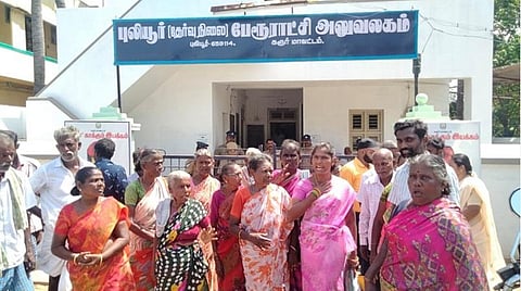 கரூர் | புலியூர் பேரூராட்சித் தலைவர் தேர்தல் 2-ம் முறை ஒத்திவைப்பு; கலாராணி ஆதரவாளர்கள் முற்றுகை