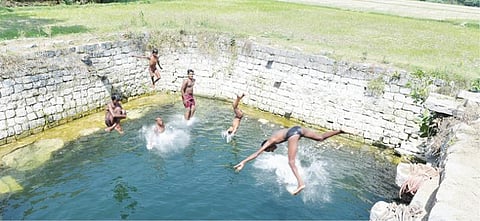 ராணிப்பேட்டை மாவட்டத்தில் சுட்டெரித்த வெயிலில் இருந்து தங்களை காத்துக்கொள்ள கிணற்றில் குதித்து குளியல் போட்ட சிறுவர்கள். படம்: வி.எம்.மணிநாதன்.
