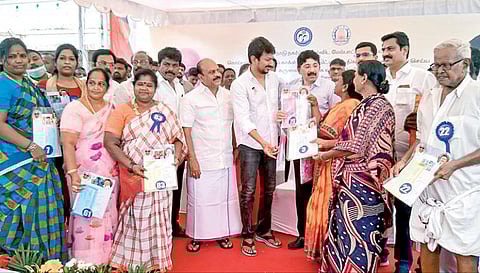 தமிழ்நாடு நகர்ப்புற வாழ்விட மேம்பாட்டு வாரியம் சார்பில் சென்னை புதுப்பேட்டை கொய்யாத் தோப்பு பகுதியில் நேற்று நடைபெற்ற நிகழ்ச்சியில், மறுகட்டுமானம் செய்யப்பட உள்ள குடியிருப்புகளில் வசிப்போருக்கு சேப்பாக்கம்-திருவல்லிக்கேணி தொகுதி எம்எல்ஏ உதயநிதி ஸ்டாலின் கருணைத் தொகை வழங்கினார். குறு, சிறு மற்றும் நடுத்தர தொழில் நிறுவனங்கள் துறை அமைச்சர் தா.மோ.அன்பரசன், வாரிய மேலாண் இயக்குநர் ம.கோவிந்தராவ், தயாநிதி மாறன் எம்பி உள்ளிட்டோர் உடனிருந்தனர். படம்: ம.பிரபு