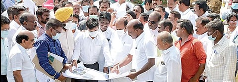 மழைநீர் கால்வாய்களை சீரமைப்பது குறித்து அமைச்சர்கள் எ.வ.வேலு, மா.சுப்ரமணியன் ஆகியோர் ஆய்வு செய்தனர். உடன் சென்னை மாநகராட்சி ஆணையர் ககன்தீப் சிங் பேடி, மண்டல குழுத் தலைவர் துரைராஜ்.