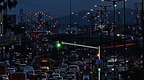 குரோம்பேட்டையில் புதிய சிக்னலை காவல் ஆணையர் ரவி (உள்படம்) திறந்து வைத்தார். படங்கள்:எம்.முத்துகணேஷ்