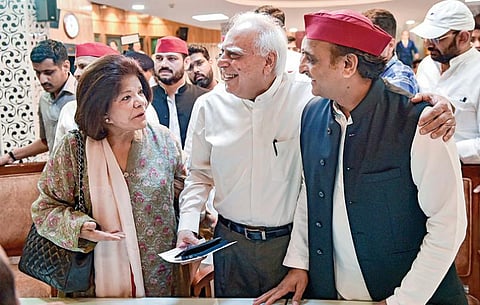 காங்கிரஸ் கட்சியிலிருந்து விலகிய கபில் சிபல் உத்தரபிரதேச மாநிலம் லக்னோவில் உள்ள சட்டப்பேரவை வளாகத்தில், மாநிலங்களவை தேர்தலில் போட்டியிடுவதற்கான வேட்பு மனுவை நேற்று தாக்கல் செய்தார். உடன் மனைவி பிரமிளா சிபல், சமாஜ்வாதி தலைவர் அகிலேஷ் யாதவ்.படம்: பிடிஐ