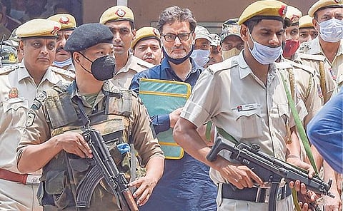 ஆயுள் தண்டனை விதிக்கப்பட்ட காஷ்மீர் பிரிவினைவாத தலைவர் யாசின் மாலிக், பலத்த பாதுகாப்புடன் டெல்லி பாட்டியாலா நீதிமன்றத்துக்கு  நேற்று அழைத்து வரப்பட்டார். படம்: பிடிஐ.