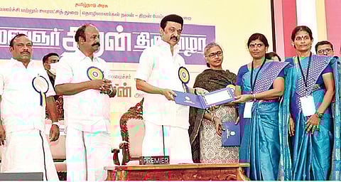 தமிழக அரசின் சார்பில் இளைஞர் திறன் திருவிழா, சென்னை ராணி மேரி கல்லூரியில் நேற்று நடந்தது. இதில், மகளிர் சுயஉதவிக் குழுக்களுக்கு ரூ.25.66 கோடிக்கு வங்கிக் கடன் இணைப்பை முதல்வர் மு.க.ஸ்டாலின் வழங்கினார். அருகில் அமைச்சர்கள் கே.ஆர்.பெரியகருப்பன், சி.வி.கணேசன் உள்ளிட்டோர்.