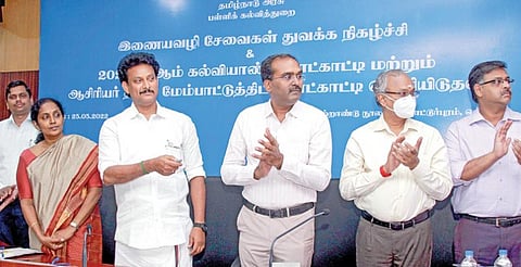 2022-23-ம் கல்வியாண்டுக்கான வருடாந்திர நாட்காட்டி வெளியீடு, ஆன்லைன் சேவைகள் தொடக்க நிகழ்ச்சி சென்னை அண்ணா நூற்றாண்டு நூலக வளாகத்தில் நேற்று நடைபெற்றது. இதில் பள்ளிக்கல்வித் துறை அமைச்சர் அன்பில் மகேஸ் பொய்யாமொழி பங்கேற்று தொடங்கி வைத்தார். உடன்  துறை முதன்மைச் செயலர் காகர்லா உஷா, ஆணையர் க.நந்தகுமார், தொடக்கக்கல்வி இயக்குநர் க.அறிவொளி உள்ளிட்டோர். படம்: பு.க.பிரவீன்