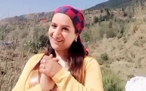 காஷ்மீரில் தொலைக்காட்சி ஊழியர் தீவிரவாதிகளால் சுட்டுக்கொலை