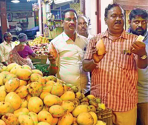 புதுச்சேரி பெரிய மார்க்கெட்டில் ரசாயன கல் வைத்து பழுக்க வைக்கப்பட்ட மாம் பழங்களை பறிமுதல் செய்த உணவு பாதுகாப்பு அதிகாரிகள்.படம்: எம்.சாம்ராஜ்
