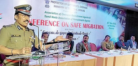 சென்னையில் நேற்று நடைபெற்ற கருத்தரங்கில் பேசுகிறார் தாம்பரம் காவல் ஆணையர் எம்.ரவி. உடன் புலம்பெயர்ந்தோருக்கான தலைமை பாதுகாவலர் பிரம்மகுமார், ஜெசிந்தா லாசரஸ், அயல்நாட்டு வேலைவாய்ப்பு நிறுவன மேலாண் இயக்குநர் சி.என்.மகேஸ்வரன், பாதுகாவலர் வெங்கடாச்சலம் முருகன், மலேசிய தூதர் சரவணன் கார்த்திகேயன், பாஸ்போர்ட் அதிகாரி எஸ்.கோவேந்தன். படம்: ச.கார்த்திகேயன்.