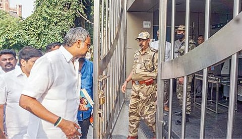 சீனர்களுக்கு முறைகேடாக விசா வழங்க ரூ.50 லட்சம் லஞ்சம் பெற்ற வழக்கு தொடர்பாக டெல்லியில் உள்ள சிபிஐ அலுவலகத்தில் கார்த்தி சிதம்பரம் நேற்று ஆஜரானார். படம்: பிடிஐ