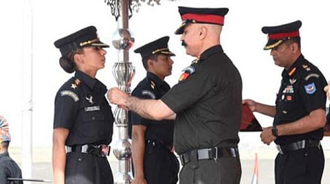 நாசிக்கில் பயிற்சி பெற்ற அபிலாஷா பாரக் நேற்று முதல் பெண் போர் விமானியாக நியமிக்கப்பட்டார்.