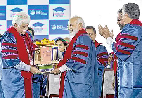 தெலங்கானா தலைநகர் ஹைதராபாத்தில் உள்ள இண்டியன் ஸ்கூல் ஆஃப் பிஸினஸ் கல்லூரியின் 20-வது பட்டமளிப்பு விழாவில் பிரதமர் நரேந்திர மோடி நேற்று பங்கேற்றார்.  அப்போது பிரதமருக்கு நினைவு பரிசு வழங்கப்பட்டது. படம்: பிடிஐ