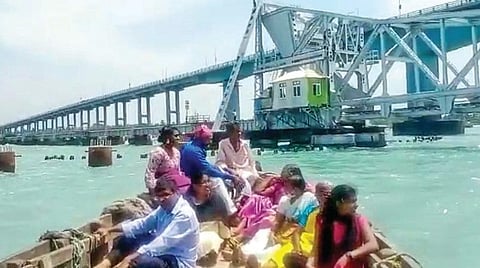 பாம்பன் பால கடலில் ஆபத்தான படகு சவாரி மேற்கொள்ளும் சுற்றுலாப் பயணிகள்.