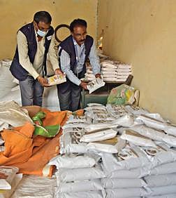 சேலம் உடையாப்பட்டி அருகே செயல்பட்டு வந்த தனியார் மசாலா நிறுவனத்தில் மாவட்ட உணவுப் பாதுகாப்புத் துறை அலுவலர்கள் சோதனையில் ஈடுபட்டனர்.