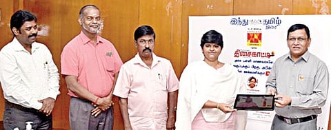 ‘இந்து தமிழ் திசை’, அல்ட்ரா டெக் சமூக நல அறக்கட்டளை சார்பில் மாணவர்களுக்கான திசைகாட்டி வீடியோவை வெளியிடுகிறார் அரியலூர் ஆட்சியர் ரமண சரஸ்வதி. உடன், மாவட்ட முதன்மை கல்வி அலுவலர் ராமன், அல்ட்ரா டெக் ஆலைத் தலைவர் ஜெ.எ.சஜேந்திரகுமார், துணைத் தலைவர் சந்தானமணி, உதவி பொது மேலாளர் தனஞ்ஜெயன் ஆகியோர்.