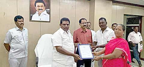 தமிழகத்தில் மீனவக் குடும்பங்களுக்கு மீன்பிடித் தடைக்கால நிவாரணமாக ரூ.5,000 வழங்கும்  திட்டத்தை தொடங்கிவைத்தார் அமைச்சர் அனிதா ராதாகிருஷ்ணன்.