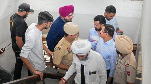 பஞ்சாப் காங்கிரஸ் முன்னாள் தலைவர் சித்துவுக்கு சிறையில் எழுத்தர் வேலை