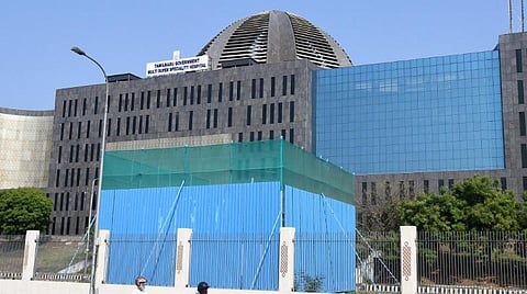 சென்னை அண்ணா சாலை ஓமந்தூரார் மருத்துவமனை வளாகம் அருகே முன்னாள் முதல்வர் கருணாநிதியின் சிலையை  குடியரசு துணைத் தலைவர் வெங்கய்ய நாயுடு இன்று திறந்து வைக்கிறார். சிலை அமைப்பதற்கான இறுதிக்கட்ட பணிகள் வேகமாக நடந்து வருகின்றன.படம் ; ம.பிரபு