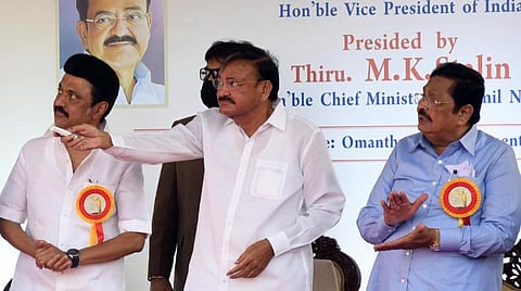 ”பிற மொழிகளை மக்களிடம் திணிக்கக் கூடாது” - கருணாநிதி சிலையை திறந்து வைத்த வெங்கய்ய நாயுடு பேச்சு