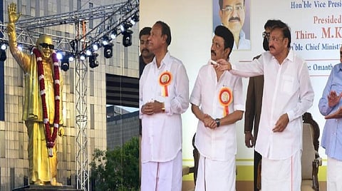 சென்னை ஓமந்தூரார் அரசினர் தோட்ட வளாகத்தில் நிறுவப்பட்டுள்ள, முன்னாள் முதல்வர் கருணாநிதி சிலையை நேற்று திறந்துவைத்தார் குடியரசு துணைத் தலைவர் வெங்கய்ய நாயுடு. உடன், முதல்வர் மு.க.ஸ்டாலின், அமைச்சர்கள் துரைமுருகன், எ.வ.வேலு,  டி.ஆர்.பாலு எம்.பி., தலைமைச் செயலர் வெ.இறையன்பு. படம்:  ம.பிரபு