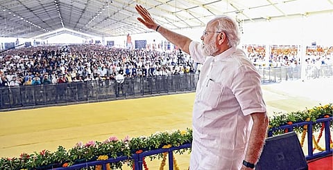 குஜராத்தின் அட்கோட்டில் கட்டப்பட்டுள்ள புதிய மருத்துவமனையை பிரதமர் நரேந்திர மோடி நேற்று திறந்துவைத்தார். அங்கு நடைபெற்ற பொதுக்கூட்டத்தில் பேசினார்.படம்: பிடிஐ