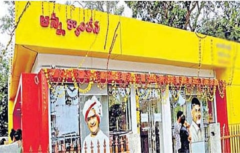 குண்டூர் ஜேகேசி சாலையில் தெலுங்கு தேசம் கட்சி சார்பில் நடிகர் பாலகிருஷ்ணா நேற்று தொடங்கி வைத்த அண்ணா கேன்டீன்.