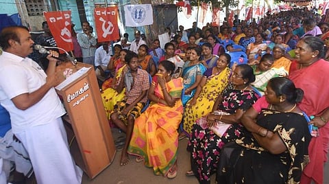 மதுரை மாநகராட்சி பணியாளர்கள் 3,000 பேர் வேலைநிறுத்தம்: தெருக்களில் குவிந்த குப்பைகள்