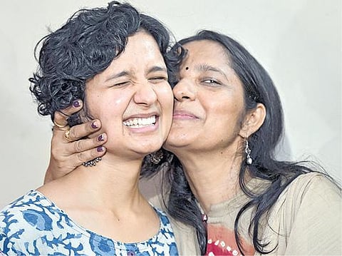 யுபிஎஸ்சி சிவில் சர்வீஸ் தேர்வு முடிவுகள் நேற்று வெளியானது. இதில் சுருதி சர்மா முதலிடம் பெற்றார். டெல்லியில் உள்ள அவரது வீட்டில் சுருதி சர்மாவை அவரது தாயார் முத்தமிட்டு வாழ்த்துகிறார். படம்: பிடிஐ