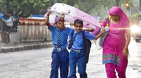 தமிழகம், புதுச்சேரியில் 4 நாள் மழைக்கு வாய்ப்பு - 10 மாவட்டங்களில் இன்று கனமழை பெய்யும்