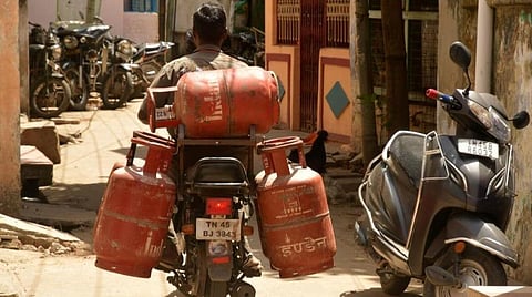 பிரதமரின் உஜ்வாலா திட்டத்தில் தமிழகத்தில் 35 லட்சம் பேருக்கு சிலிண்டருக்கு ரூ.200 மானியம் - அதிகாரிகள் தகவல்