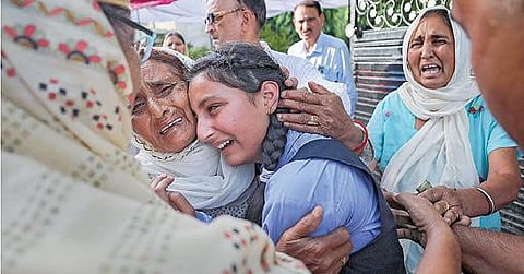 ஜம்மு காஷ்மீரின் குல்காம் மாவட்டத்தில் தீவிரவாதிகளால் சுட்டுக் கொல்லப்பட்ட பள்ளி ஆசிரியையின் மகள் மற்றும் உறவினர்கள் அவரது வீட்டில் கதறி அழுதனர். படம்: பிடிஐ