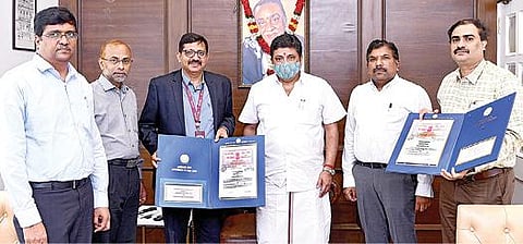 ஓய்வூதியர்களின் வீட்டுக்கே சென்று வாழ்நாள் சான்றிதழை பெறுவதற்கான சேவை தொடர்பாக தமிழக அரசு மற்றும் இந்தியா போஸ்ட் பேமென்ட்ஸ் வங்கி இடையேயான புரிந்துணர்வு ஒப்பந்தம் தலைமை செயலகத்தில் நிதியமைச்சர் பழனிவேல் தியாகராஜன் முன்னிலையில் நேற்று கையெழுத்தானது.