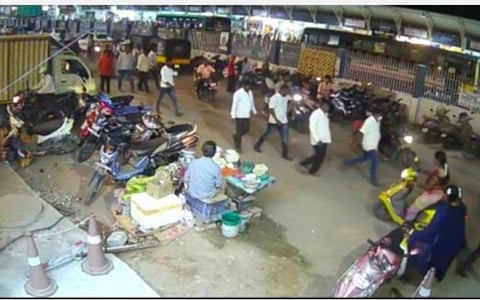 தஞ்சாவூரில் நகை வியாபாரியிடம் 6 கிலோ தங்கம், ரூ.14 லட்சத்தை திருடியவர்களை பிடிக்க 5 தனிப்படைகள்: சிசிடிவி காட்சிகளைக் கொண்டு விசாரணை