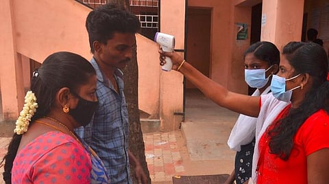 இரண்டரை மாதங்களுக்குப் பின் தினசரி கரோனா பாதிப்பு 100-ஐ கடந்தது - தமிழகத்தில் புதிதாக 139 பேருக்கு தொற்று