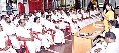 தேமுதிக மாவட்டச் செயலாளர்கள் கூட்டம் கட்சியின் பொருளாளர் பிரேமலதா தலைமையில் சென்னை கோயம்பேட்டில் உள்ள தலைமை அலுவலகத்தில் நேற்று நடைபெற்றது. கட்சியின் துணைச் செயலாளர்கள் எல்.கே.சுதீஷ், பார்த்தசாரதி மற்றும் நிர்வாகிகள் உடன் இருந்தனர்.