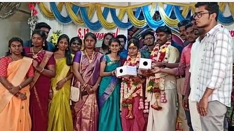 சிட்டுக் குருவி இனம் அழிவை தடுக்கும் முயற்சி: தோழியின் திருமணத்தில் வித்தியாசமான பரிசளித்த சக மாணவர்கள்