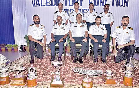 தாம்பரத்தில் இந்திய விமானப் படையின் பயிற்சி மையத்தில் நடைபெற்ற பயிற்சி நிறைவு அணிவகுப்பு நிகழ்ச்சியில் பரிசுகளை வென்றவர்களுடன் ஏர்மார்ஷல் மனவேந்த்ரா சிங் (நடுவில் அமர்ந்திருப்பவர்). உடன், பயிற்சி பள்ளியின் அதிகாரி ரத்தீஷ் குமார் மற்றும் விமானப் படை மையத்தின் அதிகாரி விபுல் சிங்.