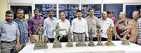 வெளிநாடுகளில் இருந்து மீட்கப்பட்டு, கும்பகோணம் சிலை கடத்தல் தடுப்பு பிரிவு அலுவலகத்துக்கு கொண்டுவரப்பட்ட சிலைகளுடன், சிலை கடத்தல் தடுப்பு போலீஸார்.