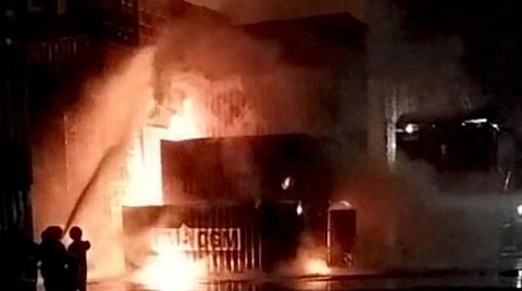 வங்கதேசத்தில் தனியார் சேமிப்பு கிடங்கில் பயங்கர தீ விபத்து: 49 பேர் பலி, 300-க்கும் அதிகமானோர் காயம்