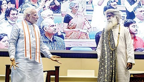 உலக சுற்றுச்சூழல் தினத்தை முன்னிட்டு ‘மண் காப்போம் இயக்கம்’ சார்பில் டெல்லி விஞ்ஞான் பவனில் நேற்று நடந்த நிகழ்ச்சியில் பிரதமர் நரேந்திர மோடி, சத்குரு ஆகியோர் கலந்துகொண்டனர்.படம்: பிடிஐ