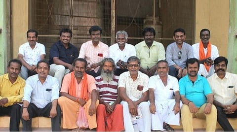 34 ஆண்டுகளுக்கு பின் சாயல்குடி அரசுமேல்நிலைப் பள்ளி வளாகத்தில் சந்தித்த முன்னாள் மாணவர்கள்.