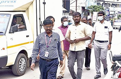 ஈரோட்டில் சிறுமியிடம் கருமுட்டை எடுத்து விற்பனை செய்தது தொடர்பாக சேலம் புதிய பேருந்து நிலையம் அருகே உள்ள தனியார் மருத்துவமனையில் விசாரணை நடத்த வந்த உயர்மட்ட மருத்துவக் குழுவினர். படம்: எஸ்.குரு பிரசாத்.