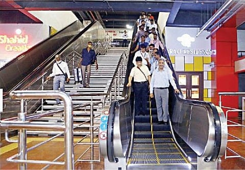 சென்னை விமான நிலையத்தில் புதிதாக அமைக்கப்பட்டுள்ள நகரும் படிக்கட்டை சென்னை மெட்ரோ ரயில் நிறுவன இயக்குநர் (அமைப்புகள் மற்றும் இயக்கம்) ராஜேஷ் சதுர்வேதி திறந்து வைத்தார்.